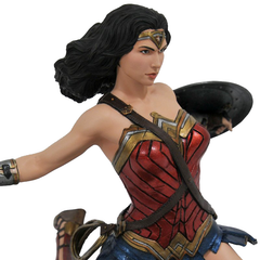 DC MOVIE GALLERY: JUSTICE LEAGUE Wonder Woman PVC Diorama