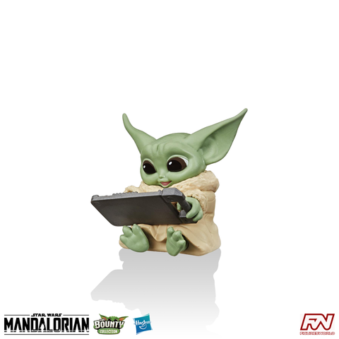 STAR WARS: THE BOUNTY COLLECTION SERIES 3 The Child "Datapad Tablet" Pose 2.25-Inch-Scale Figure