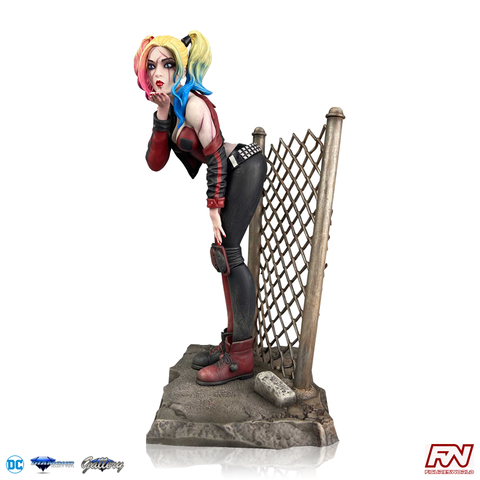 DC COMIC GALLERY: Dceased Harley Quinn PVC Diorama