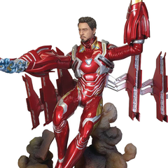 MARVEL MOVIE GALLERY: Deluxe Iron Man MK50 Unmasked PVC Diorama